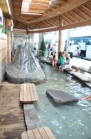空港のすぐ外に足湯
