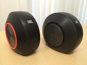JBL の PEBBLES というスピーカーがいいらしい