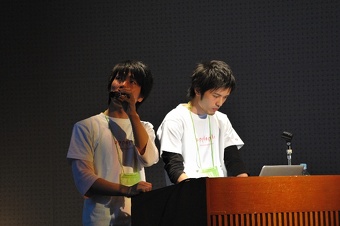 発表している2人