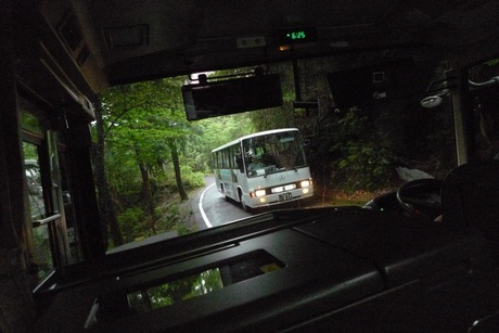 バスの運転手さんは凄いです。狭い道もガンガン飛ばして目的地に向かいます！