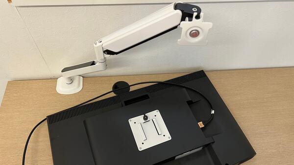 机に取り付けてからディスプレイを付けることができる液晶アームを探している